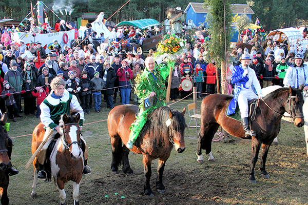 Fastnachtstonnenabschlagen in Born - Februar