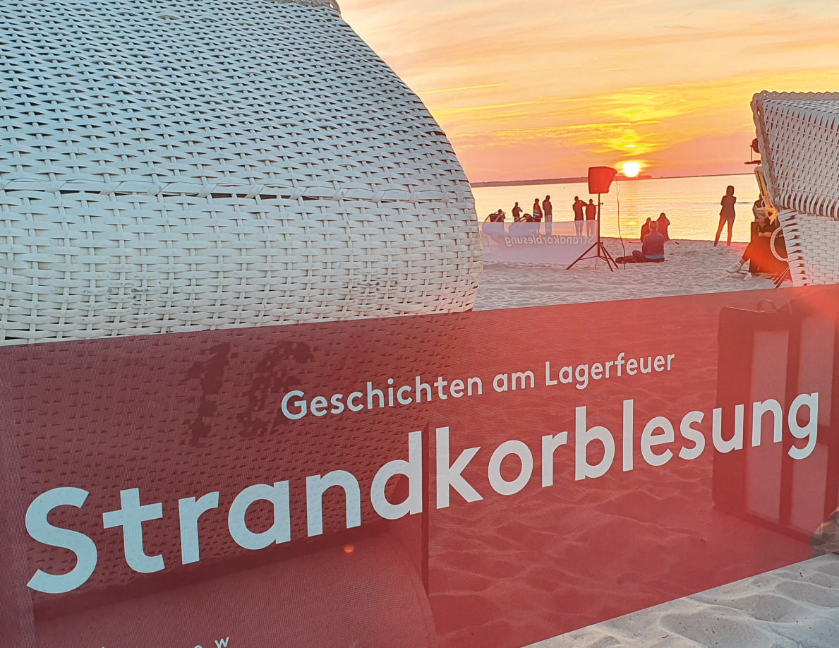 Strandkorblesung Strandkorb am Strand im Sonnenuntergang