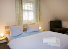 Doppelbett im Schlafzimmer (Bettwäsche & Handtücher vorhanden), Schlafsessel als mögliche Aufbettung für 3. Person
