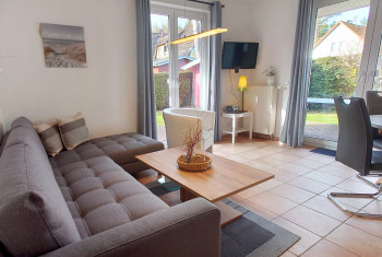 Wohnzimmer mit Couch und TV