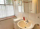 Bad mit Dusche, WC und Waschbecken