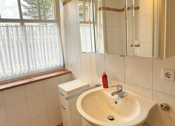 Bad mit Dusche, WC und Waschbecken