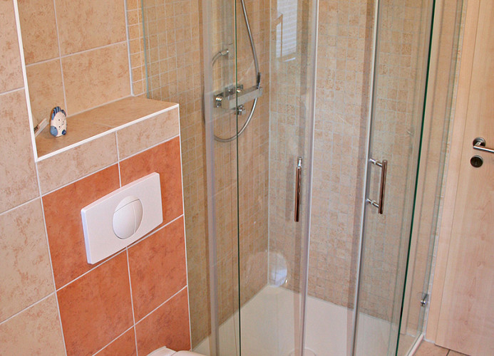 Rund-Glas-Dusche mit Schiebetüren im Badezimmer