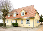 Außenansicht Haus Heckenrose mit PKW-Stellplatz (Südseite)