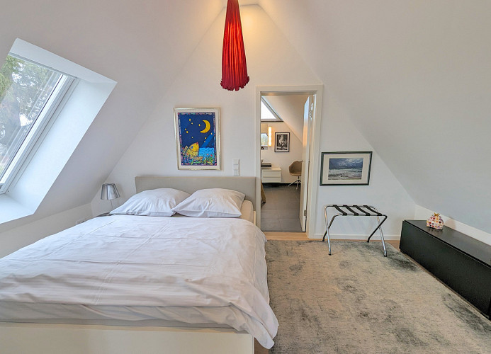 Doppelbett mit traumhafter Aussicht (Sichtschutz an den Fenstern durch Plissees)