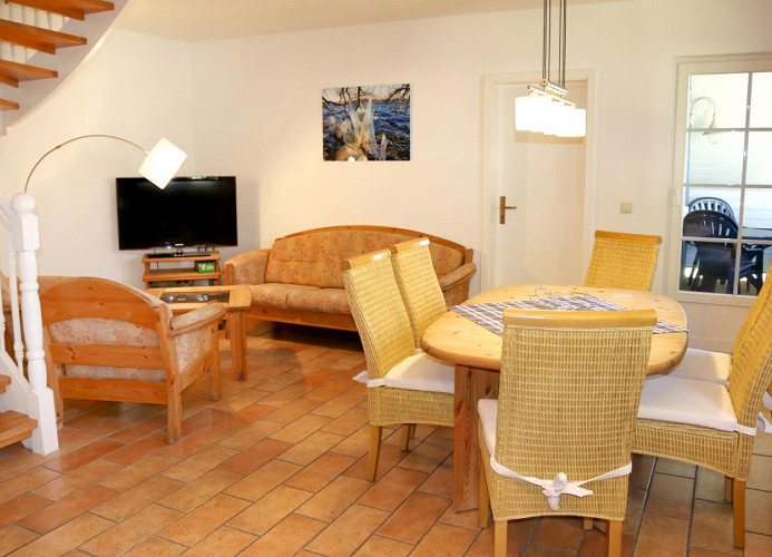 Wohn- und Essbereich mit Zugang zum Obergeschoss und zum Balkon