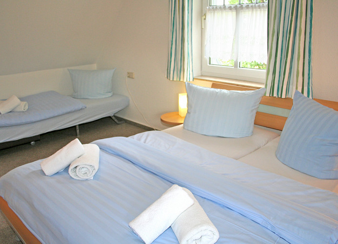 Schlafzimmer aufgebettet für 3 Personen (Bettwäsche & Handtücher inklusive)
