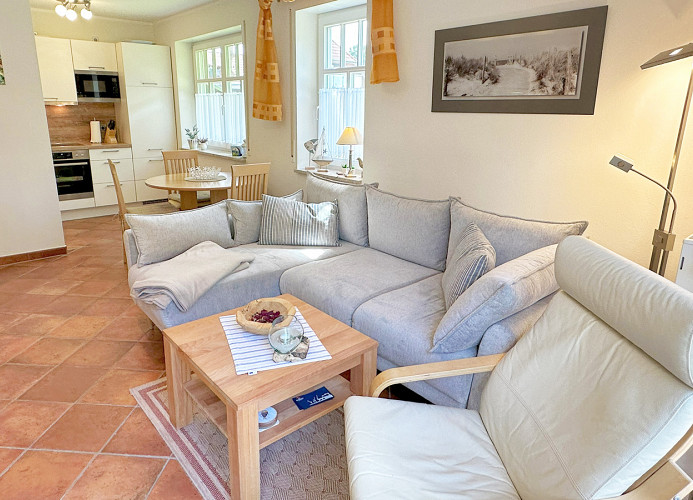 Couch und Blick in die Küche