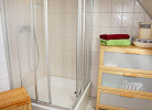 zweites Bad im oberen Bereich mit Dusche und WC
