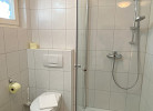 Bad mit Dusche und WC