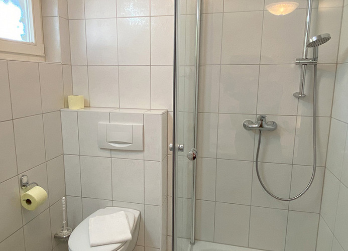 Bad mit Dusche und WC