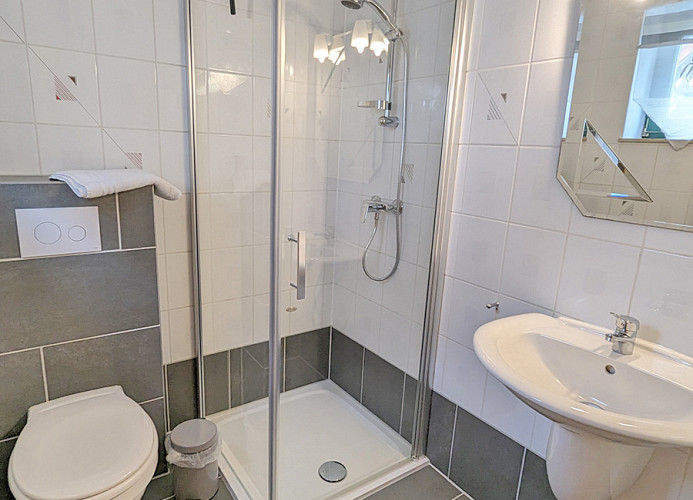 kleines Bad mit DU/WC im Erdgeschoß