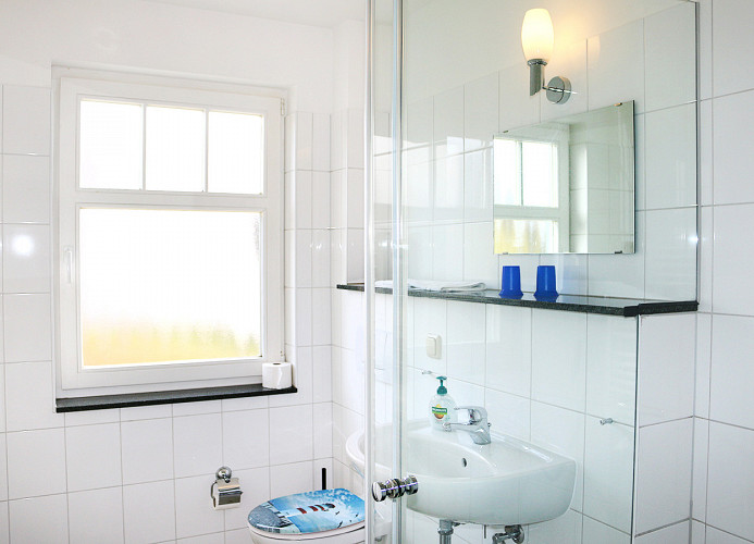 Bad mit Dusche und WC