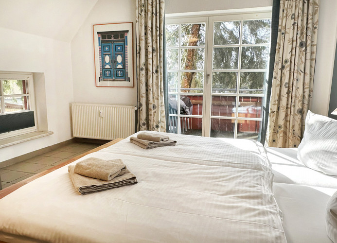 Verdunklungsvorhänge an den Fenstern + Insektenschutz ist vorhanden