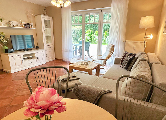 Wohnraum mit Zugang zur großen Terrasse