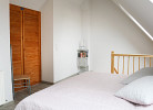 Schlafzimmer mit offener Treppe zum Wohnbereich