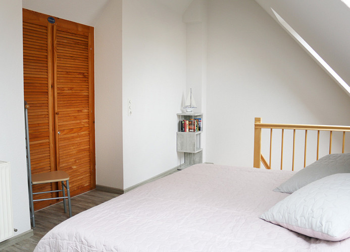 Schlafzimmer mit offener Treppe zum Wohnbereich