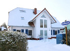 Außenansicht mit PKW-Stellplatz vor dem Haus im Winter