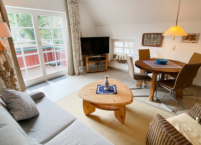 gemütliche Couch (zum Ausziehen) und Zugang zum großen Balkon