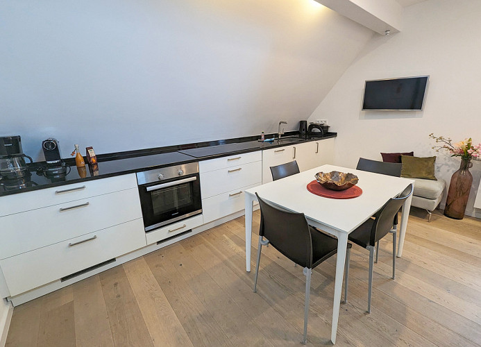 Küche mit hochwertigen Küchengeräten und Esstisch