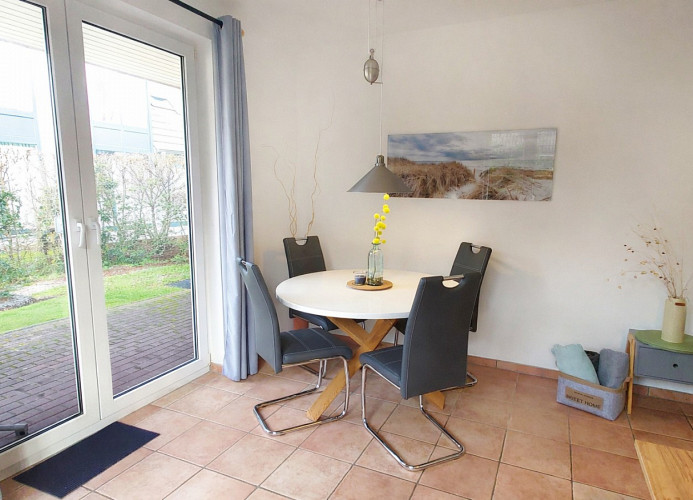 Esstisch mit 4 Stühlen im Wohnzimmer 