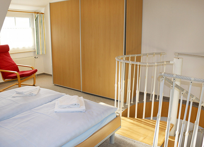 geräumiger Kleiderschrank und offene Wendeltreppe