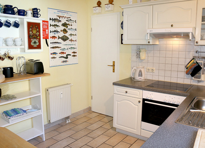 Küche mit Hauswirtschaftsraum/Vorratskammer