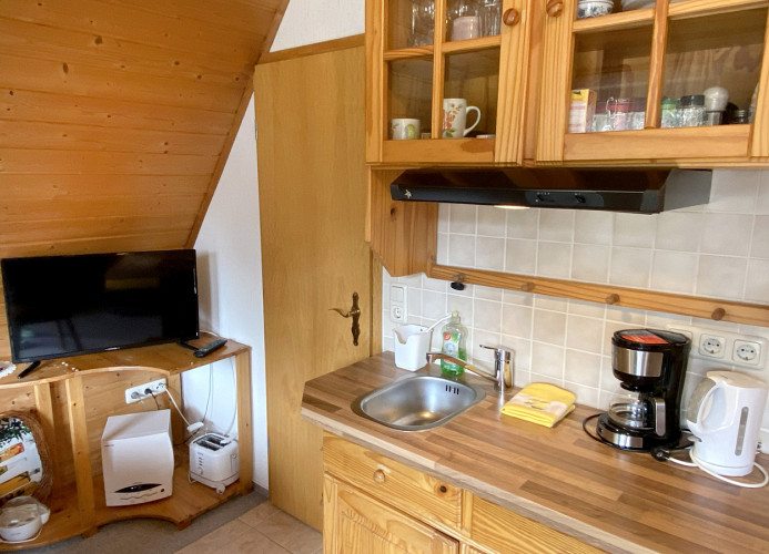 Küchenutensilien auf der Anrichte