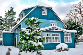 Ansicht Katharinas Ferienhaus im Schnee
