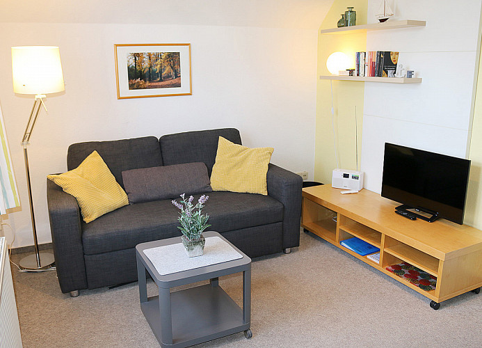  mit Couch, Sessel und Flachbild-TV