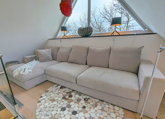 gemütliche Couch mit Leselampe