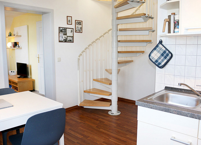 Wendeltreppe ins Dachgeschoß mit offenem Schlafzimmer