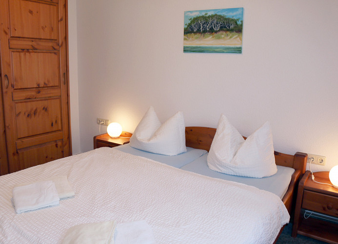 Schlafzimmer mit Doppelbett und Kleiderschrank