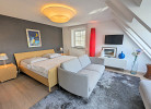 Schlafzimmer mit Doppelbett und 2. Fernseher