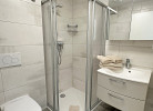 Bad mit Dusche und WC