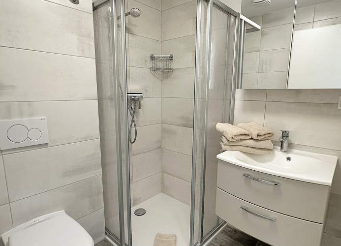 Bad mit Dusche und WC