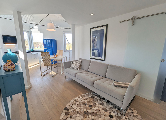 Couch und Blick in die Küche