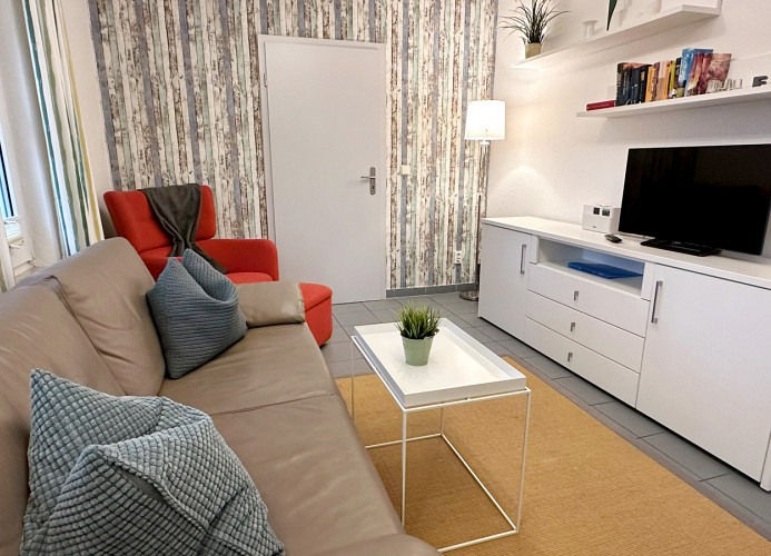 gemütliche Sitzecke, Sideboard und Sat-TV im Wohnzimmer, WLAN kostenfrei