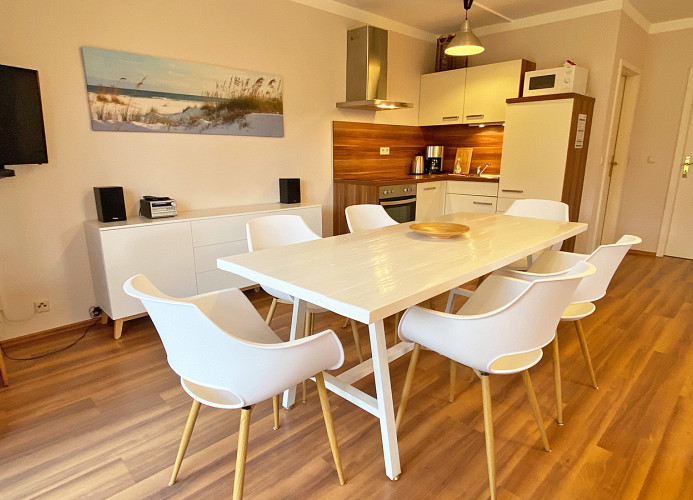 Küchenbereich mit großem Esstisch (Kinderhochstuhl vorhanden)