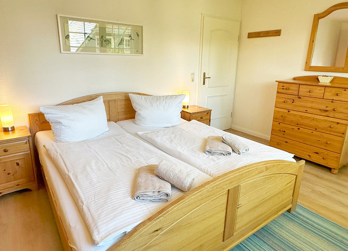 Schlafzimmer mit Doppelbett und Kleiderschrank