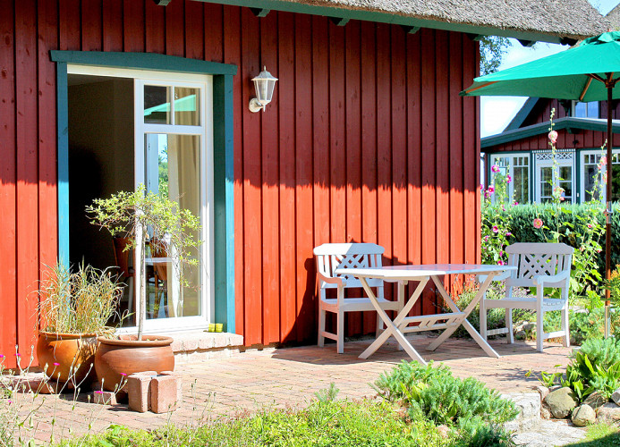 Südterrasse mit Gartenmöbeln