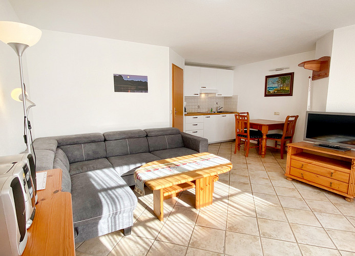 geräumiger Wohnbereich mit Küchenteil