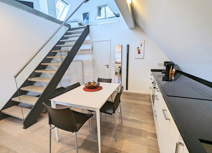 offene Treppe in das Galeriegeschoss mit dem Wohn- und Schlafbereich