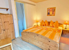 Schlafzimmer mit Doppelbett + Kleiderschrank