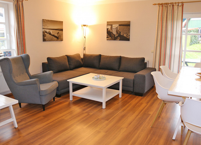 gemütliche Eckcouch mit Sessel zum Entspannen