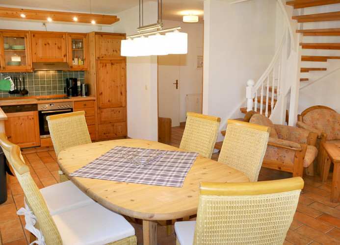 großer Esstisch mit viel Platz und Blick in den Küchen- und Wohnbereich