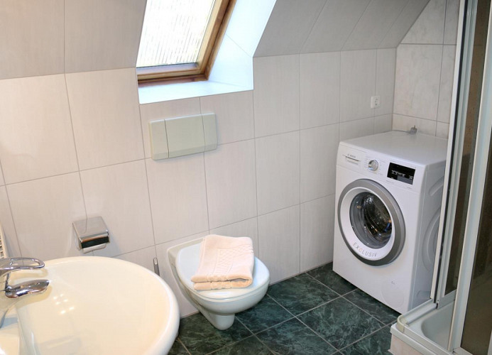 Dusche, WC und Waschmaschine
