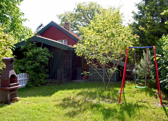 Garten mit Grill und kleinem Schuppen (für Kaminholzvorrat und zum Unterstellen der Fahrräder)