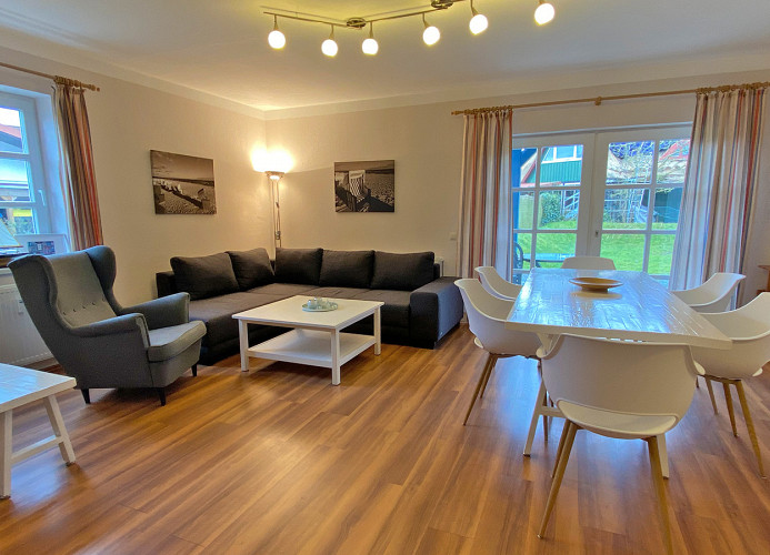 Wohnbereich mit Esstisch und Blick in den Garten