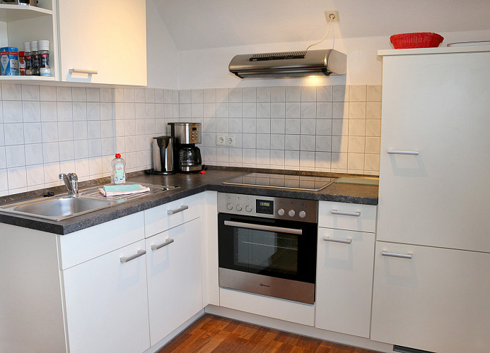 Küche mit Backofen und Cerankochfeld, Kaffeemaschine, Wasserkocher, Toaster, ausreichend Geschirr, Kühlschrank mit Gefrierfach